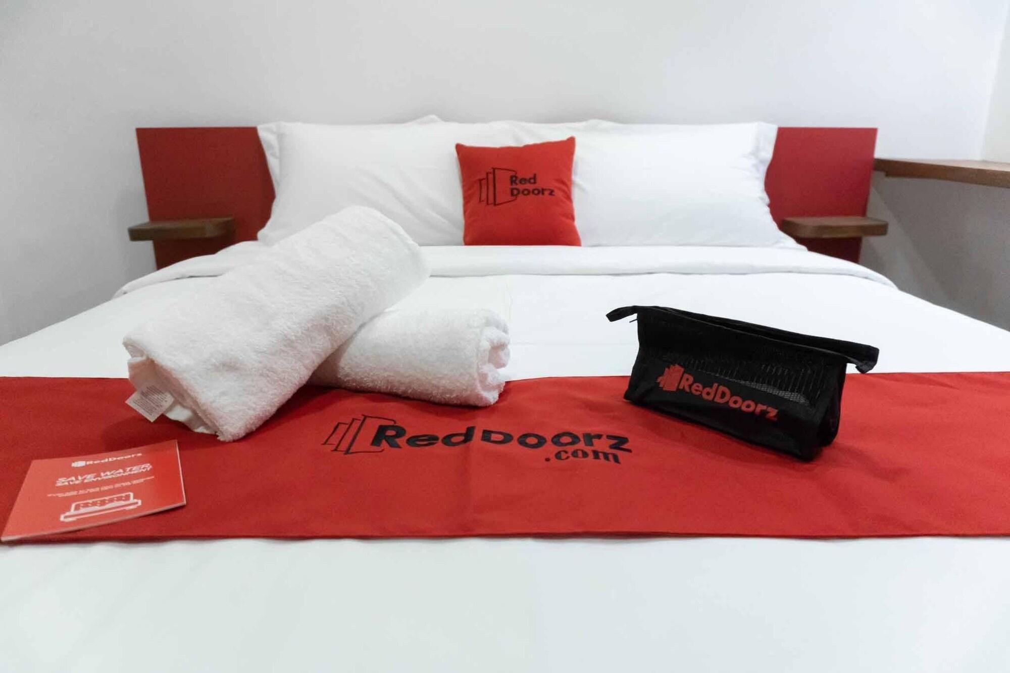 Reddoorz Plus At Mm Hotel Las Pinas Former Reddoorz Plus Near Bamboo Organ Dış mekan fotoğraf