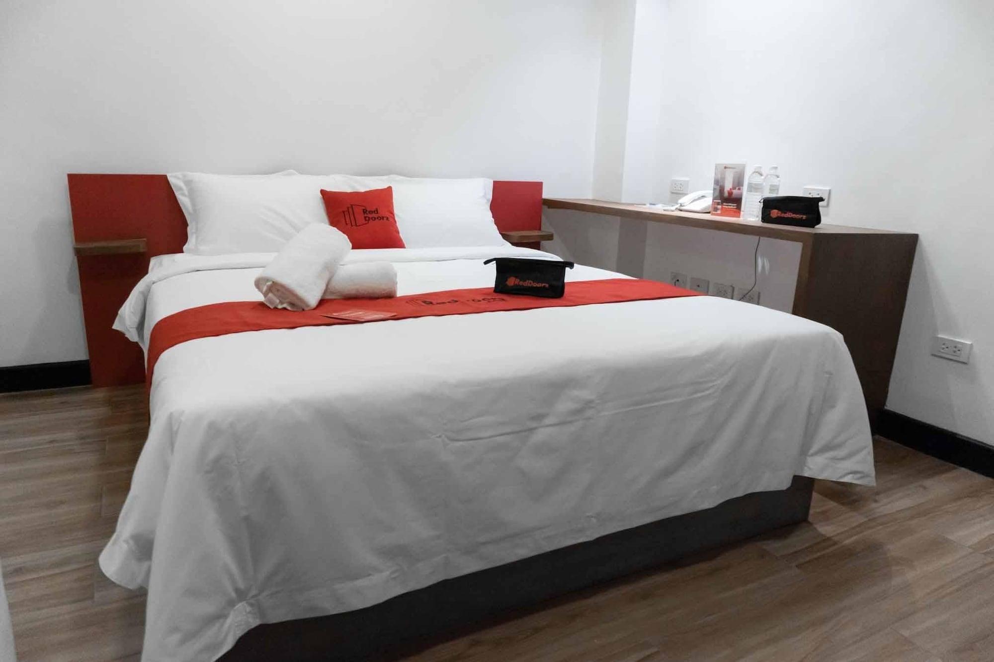 Reddoorz Plus At Mm Hotel Las Pinas Former Reddoorz Plus Near Bamboo Organ Dış mekan fotoğraf